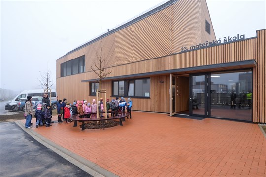 Moderní třídy i zahrady. Plzeň otevřela novou školku v Újezdě