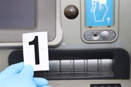 Bankomatový fantom v poutech. Za tři dny okradl 13 lidí, zastavili ho až plzeňští kriminalisté