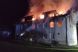 Ranní požár v Nové Roli: Plameny zachvátily třípodlažní dům