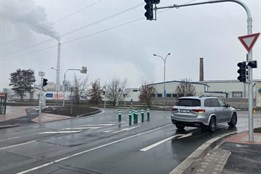 Plynuleji a bezpečněji. Křižovatka Chrástecké a Jateční dostala...