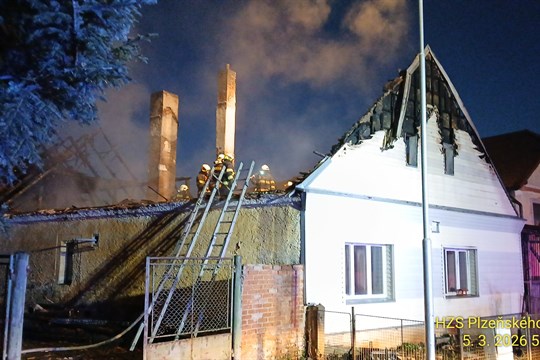 Plameny pohltily střechu domu v Meclově. Škody půjdou do milionů