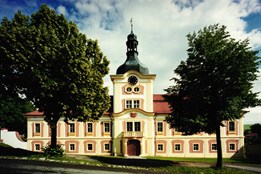 Zámek Nebílovy ožívá etiketou. Zjistěte, proč by se nám barokní slušnost hodila i dnes