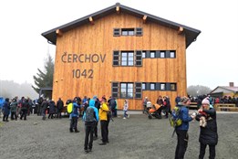 Čerchov se probouzí k životu: Nová horská chata hlásí úspěšný start