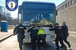 Místo fitka autobus: Šest plzeňských strážníků vlastními silami odtlačilo kolos z křižovatky