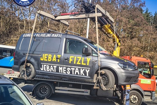 Bizarní zásah u plzeňské nemocnice: Řidič blokoval sanitky, místo řešení závady chtěl natáčet video