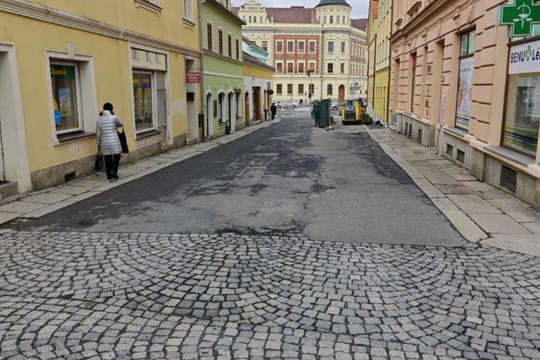Historické jádro Domažlic bude kompletní: Kostelní ulice dostane novou dlažbu a chodníky