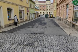 Historické jádro Domažlic bude kompletní: Kostelní ulice dostane novou dlažbu a chodníky