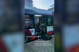 Neústupný řidič v Plzni. Vyhodil dva cestující, vedení podniku za...