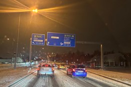 Plzeňský kraj pod sněhem: Silnice kloužou, nehody přibývají....