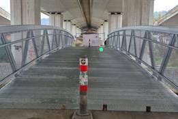 Dřevěnou lávku na Cyklostezce Ohře nahradila moderní ocelová...