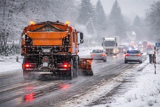 Sněhové srážky komplikují dopravu, sypače a hasiči zasahují po celém kraji
