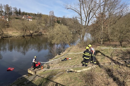 Voda z Berounky až k rozhledně. Hasiči na Chlumu zdolali 120metrové převýšení