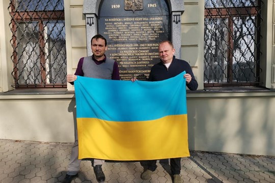 Symbolická vlajka před radnicí: Představitelé Blovic uctili památku obětí konfliktu na Ukrajině