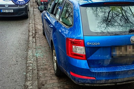 Co je vidět, to láká: Školačka upozornila na vykradené vozidlo 