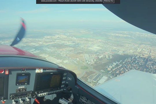 Plzeň a okolí, jak je vidí jen pilot letadla. Michal Buranský ukázal v novém videu město přímo z kokpitu