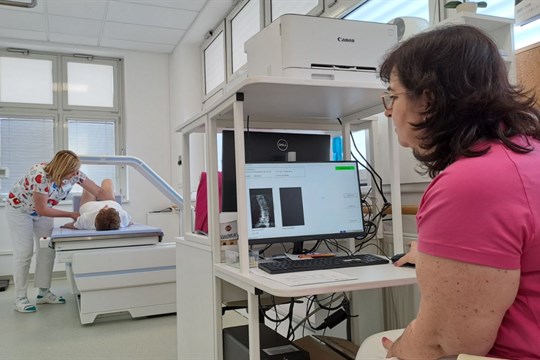 Konec dojíždění: Domažlická nemocnice nově vyšetří řídnutí kostí na špičkovém přístroji 