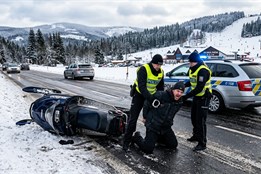 Dramatická honička na Špičáku. Opilý muž na skútru ujížděl policii, zastavil ho až asfalt