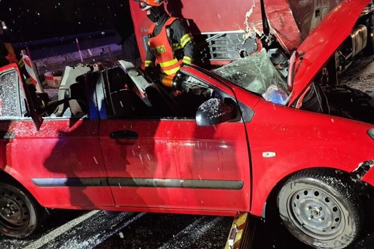 Dopravu v kraji komplikuje počasí. Dálnici D5 směr Praha uzavřela série nehod