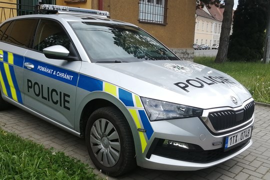 Aktualizováno: Policisté pátrali po muži zachyceném na kamerách kvůli zneužití platební karty