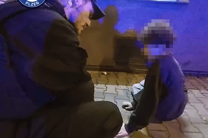 Strážník s jedním z přiotrávených chlapců