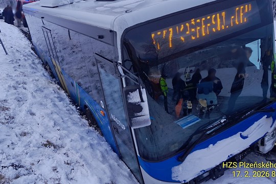U Strašína havaroval autobus s dětmi, vyprošťovat je museli hasiči okýnkem u řidiče