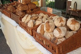 Karlovarské farmářské trhy lákají na italské delikatesy i broušení nožů