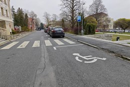 Domažlice opraví Paroubkovu ulici: Zmizí rozbité obrubníky a v...
