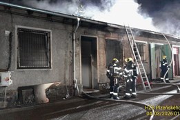 V nechvalně proslulé Jateční hořelo. Hasiči zachraňovali z plamenů...