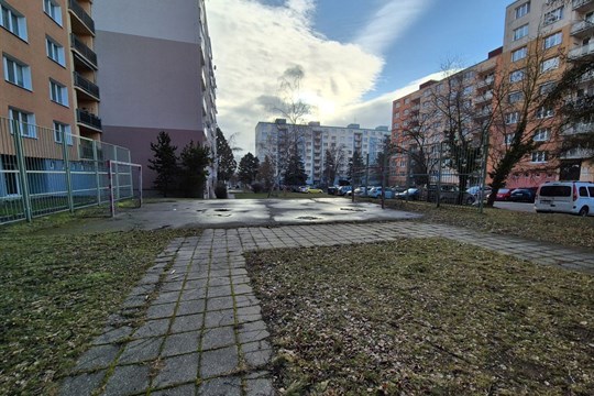 Místo šedi oáza klidu? Plzeňská „Jednička“ překresluje mapu vnitrobloků, slovo mají obyvatelé