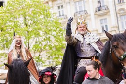 Návrat ke kořenům i velkolepá show: Karlovy Vary požehnají pramenům a odstartují novou sezónu