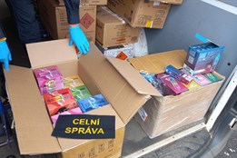 Neznačené cigarety a padělky za miliony. Celníci provedli rozsáhlé...