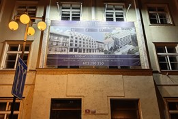 Konec jedné éry v Plzni: Bývalý děkanát na Husově ulici ustupuje...