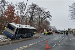 Bizarní nehoda v Domažlicích. Autobus bez řidiče sjel ze zastávky a...