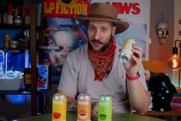 Polévka v plechovce místo limonády? Petr Smazal otestoval kontroverzní „pitné“ jídlo