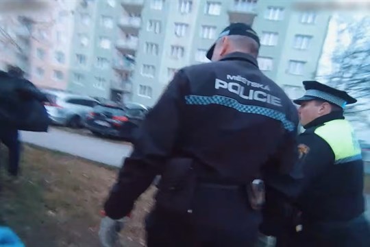 "Jménem zákona, stůjte!" Takhle vypadá policejní honička s agresorem přímo z pohledu policisty (video)