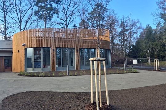 První obvod postavil dům pro dětskou skupinu u Košuteckého jezírka