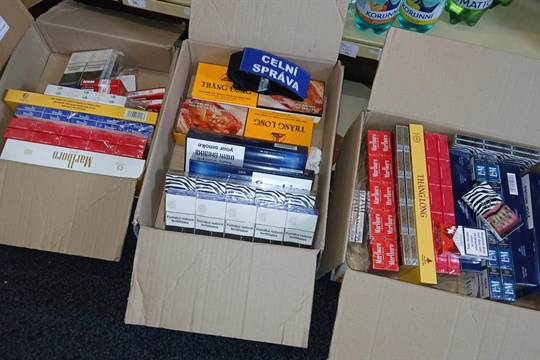 Kamufláž nevyšla. Celníci odhalili e-cigarety maskované jako „aromalampy“