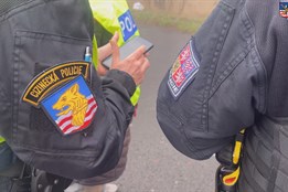 Devět autobusů a přes 300 osob pod dohledem policie v Karlovarském...