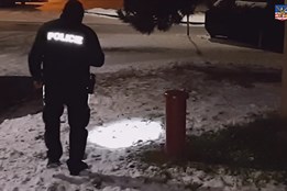 Policie v Chebu prověřuje pokus vraždy, dva muži utrpěli bodnořezná...