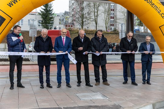 V Klatovech otevřeli nový přestupní terminál mezi vlaky a autobusy