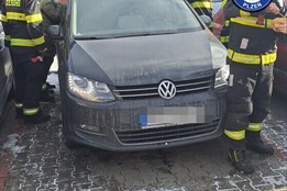 Malý chlapec zůstal uvězněný v autě, pomohla mu rychlá reakce...