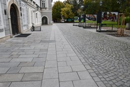 Nová dlažba i neviditelné kotvení výstav: Plzeň dokončila modernizaci sadového okruhu za 7 milionů