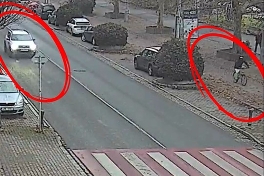 VIDEO: Řidič v Plzni pronásledoval své ukradené kolo. Jel na něm cizí muž