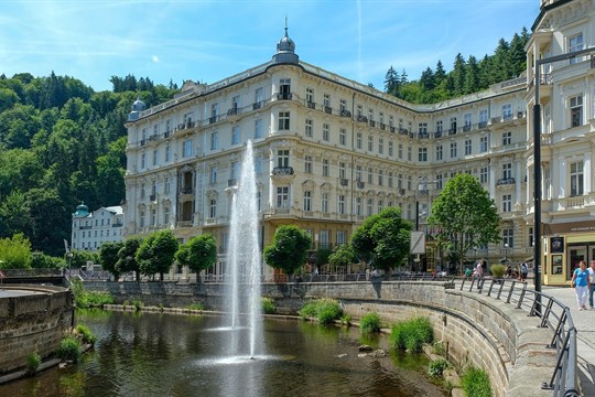 Karlovy Vary shání brigádníky. Nechcete provázet po kolonádě za 150 korun na hodinu?
