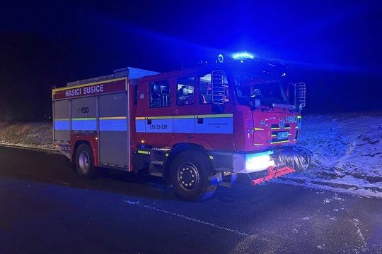 Rušné svátky pro hasiče pokračují. Čtyři lidé se nadýchali kouře při požáru objektu na Klatovsku