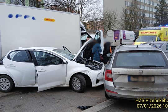 V Plzni na Borech se srazila dvě auta s dodávkou
