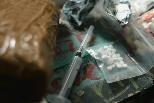 Na severním Plzeňsku padlo obvinění kvůli výrobě drog. Muži hrozí deset let vězení