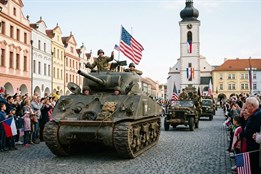 Domažlice se zahalí do hvězd a pruhů: Oslavy svobody 2026 nabídnou vojenský kemp i unikátní konvoj