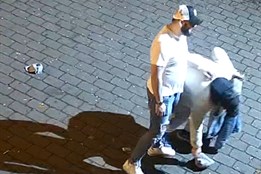 Noční rvačka v centru Plzně. Policie pátrá po totožnosti muže z...