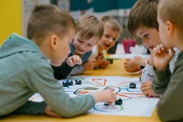 Deset let digitální jízdy: Plzeňské Centrum robotiky vychovává...